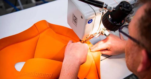 FOTO 5 | El trabajo en una planta como la de Koenigsegg es artesanal.