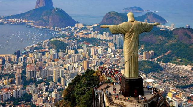 Brasil. El nombre del país surge de un árbol que es de un color rojo intenso casi similar al de las brasas encendidas. Los portugueses que llegaron a esas tierras lo llamaron Pau Brasil. Es muy común hallar esta especie en este territorio de América del S