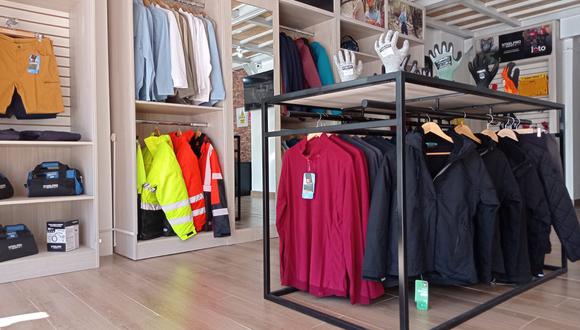 Vicsa Safety Perú tiene a la marca Hardwork, cuya oferta es especialmente ropa y calzado, destinado para los segmentos industrial y outdoor.