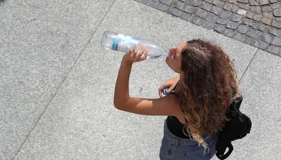 Una peatón bebe agua embotellada durante una ola de calor en Berlín, Alemania, el jueves 25 de julio de 2019. Fotógrafo: Krisztian Bocsi/Bloomberg