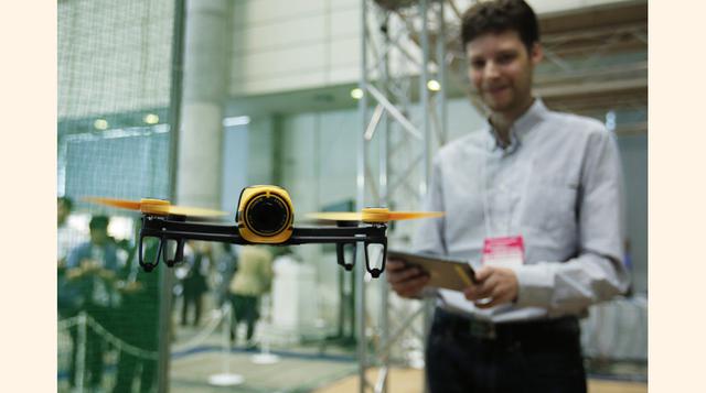 Los drones también pueden tener funciones más importantes. Algunos pueden alcanzar lugares a los que los socorristas no pueden llegar de inmediato, para ayudar a detectar el ambiente en el área afectada. (Foto: Getty)