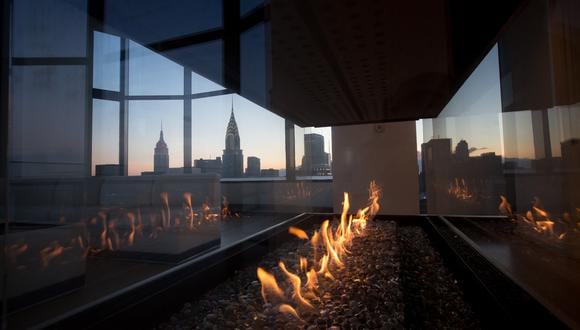 Los edificios Empire State y Chrysler se pueden ver a través de una chimenea el departamento penthouse en 50 United Nations Plaza en Nueva York. (Foto: Bloomberg)