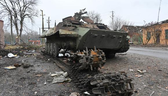 Un vehículo blindado de transporte de personal (APC) ruso destruido se encuentra al costado de la calle en Vovchans'k, región de Kharkiv, el 9 de marzo de 2023. (Foto de SERGEY BOBOK / AFP)