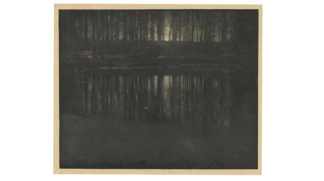 The Pond/Moonlight. La calidad de la imagen no es muy elevada, pero eso tiene sus razones. Se trata de una instantánea realizada por Edward Steichen en 1904, la cual fue vendida por unos US$ 2.9 millones, convirtiéndose en la novena foto más cara. Únicame