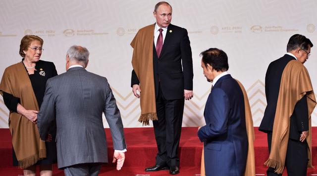 Los presidentes de Rusia, Vladimir Putin, y de Chile, Michelle Bachelet, han encontrado sus ubicaciones, mientras los otros mandatarios buscan afanosamente los lugares en los que deben pararse para la foto oficial de la Cumbre de la APEC en Lima. (Foto: A