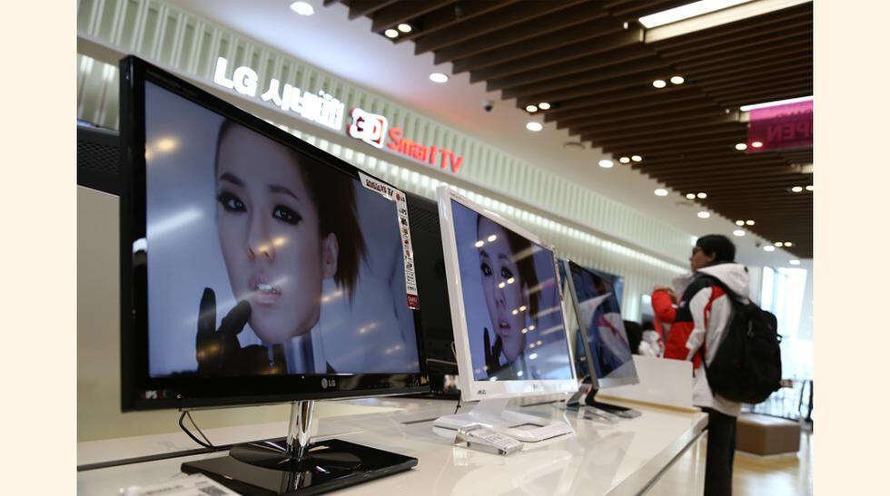 La tenencia de un televisor “moderno” (Plasma/LCD/LED) ha crecido en casi 60% respecto al 2013 en Lima, y en los niveles D y E en más de un 80% (de 7.4% a 13.4%). (Foto: Bloomberg)