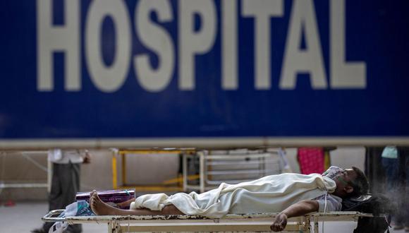 Un paciente que padece la enfermedad del coronavirus (COVID-19) espera ser admitido fuera de la sala de urgencias de un hospital en Nueva Delhi, India, el 23 de abril de 2021. (REUTERS/Danish Siddiqui).