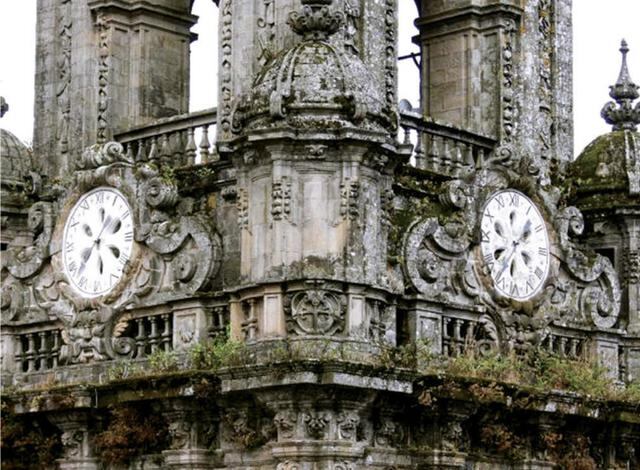 Torre Berenguela - Santiago de Compostela, con una altura de 75 metros, puede verse desde prácticamente toda la ciudad, razón por la que se instaló en ella, en 1831, por encargo del arzobispo Rafael Vélez, el reloj de cuatro esferas que lucen en cada cara de la torre.