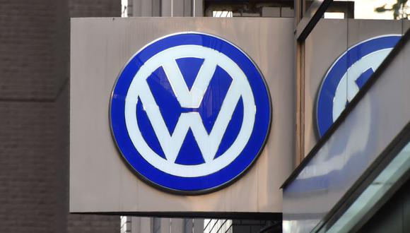 Volkswagen ya había anunciado en marzo un plan de inversión de 7,000 millones de euros para construir una planta de baterías y producir vehículos eléctricos en sus dos fábricas de automóviles existentes en España, pero esa cifra se ha elevado ahora a 10,000 millones con la incorporación de nuevos socios, dijo Diess. (Foto: AFP)