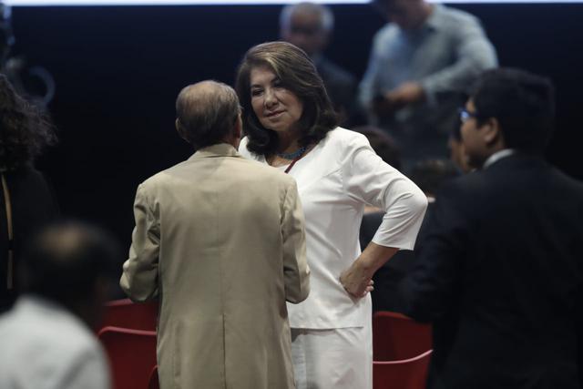 La congresista electa Martha Chávez espera el inicio de la ceremonia de entrega de credenciales de parte del JNE. (Foto: César Campos / GEC)