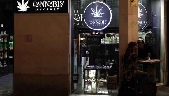 Una fotografía tomada el 27 de noviembre de 2022 muestra una tienda que vende productos legales relacionados con el cannabis en Málaga, sur de España. (Foto de Thomas COEX / AFP)
