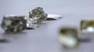 Caen ventas de diamantes de De Beers en nueva alerta del sector