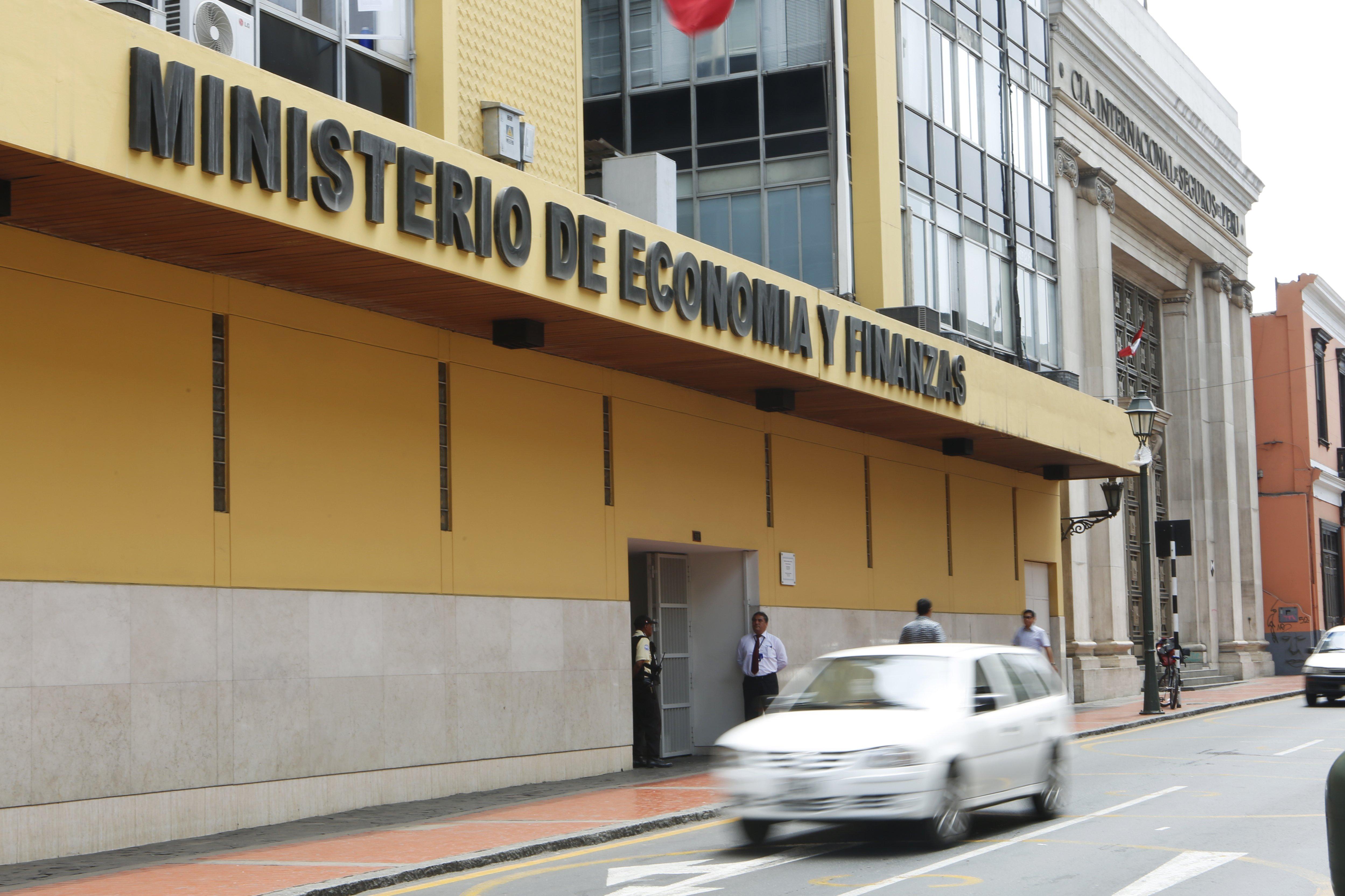 Cautela. Según el MEF, debe primar el interés público antes que los individuales en las negociaciones  colectivas. (Foto: GEC)