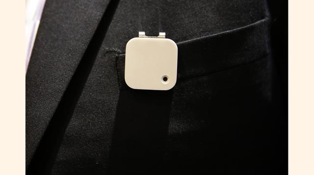Narrative Clip. Esta cámara forma parte de los ‘wearable’. Se llevaría sobre la ropa y puede usar Wifi y Bluetooth, según su presentación en Las Vegas. (Foto: Bloomberg)