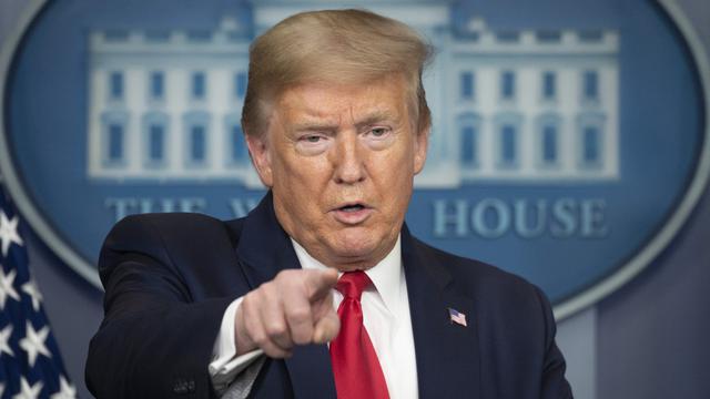 Y es que la distancia social ha frenado la virulenta propagación de la pandemia con 4.500 millones de personas, es decir más de la mitad de la población mundial, confinadas en sus casas. En la imagen, el presidente Donald Trump. (JIM WATSON / AFP).