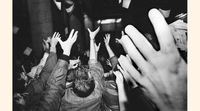Un grupo de ciudadanos rusos recoge unos panfletos lanzados al aire delante de la Casa Blanca Rusa, en el centro de Moscú, el 19 de agosto de 1991.(foto:Alexander Nemenov).