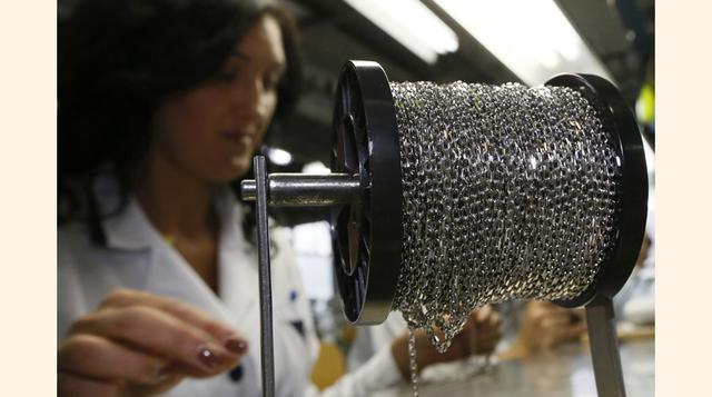 Fabricación de un collar de 99.97% de paladio puro. Un collar de este metal precioso se puede vender desde US$ 1,000.  (Foto: Reuters)