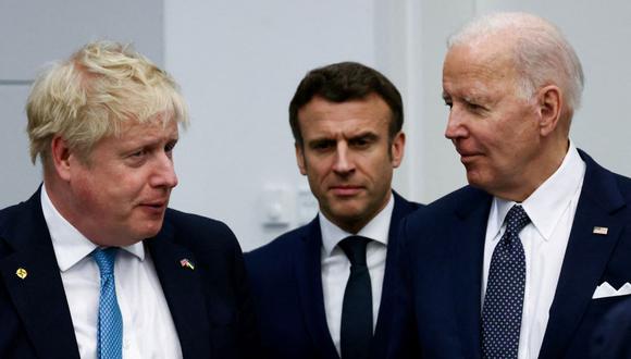 El primer ministro británico, Boris Johnson (izq); el presidente estadounidense, Joe Biden (c); y el presidente francés, Emmanuel Macron. (Foto: HENRY NICHOLLS / POOL / AFP).