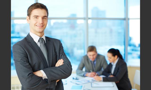 Foto 5 | Pon atención a los detalles. Una camisa bien planchada, una corbata con el largo correcto, unos pantalones con los pliegues bien definidos o unos zapatos bien lustrados hablan bien de ti. Si eres capaz de cuidar los detalles, darás la impresión de que puedes llevar las riendas de un negocio.