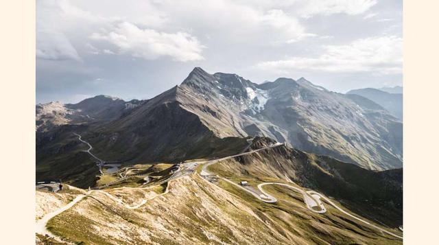 FOTO 19 | La carretera alpina de Grossglockner se asemeja a un circuito especialmente enrevesado de Scalextric montado sobre una alfombra de color verde. La vía asfaltada más famosa de Austria tiene un peaje de 35 euros por vehículo y solo está abierta de