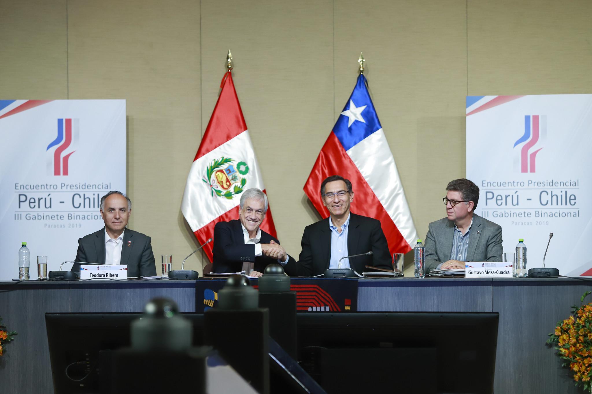 Vizcarra y Piñera sostuvieron una reunión privada de 45 minutos antes de la sesión de trabajo con una docena de ministros de ambos países en un hotel de Paracas, a 250 km al sur de Lima, entre ellos los cancilleres Gustavo Meza-Cuadra (Perú) y Teodoro Ribera (Chile). (Foto Prensa Palacio)