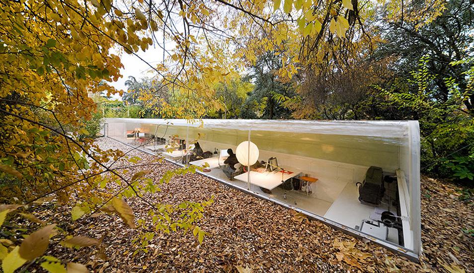 FOTO 1 | 1. Selgas Cano – Madrid. En realidad esta empresa no es muy grande, pero cuando se trata de oficinas increíbles, no hay que fijarse tanto en el tamaño. Esta debe ser sin duda una de las oficinas más relajantes en la que alguien podría trabajar, ya que está parcialmente bajo tierra y parcialmente en la superficie, con vista hacia el bosque.

Esta es la oficina de Selgas Cano, diseñada por Iwan Baan y situada en un bosque cerca de Madrid, España. La oficina está ideada por y para arquitectos, es aireada e iluminada, con líneas limpias y detalles coloridos, lo que la convierte en un magnífico lugar para trabajar. No está tan enfocada en toboganes, excelente comida o áreas de esparcimiento, sino en la comodidad, por lo que se mantiene alejada de la iluminación agresiva y los espacios vacíos. (Foto: viralismo)