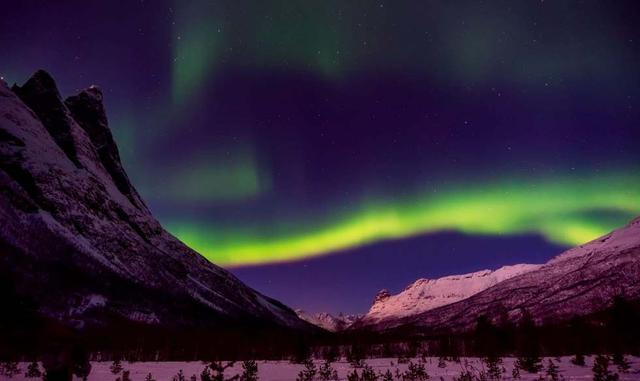 Noruega. Una foto de la aurora boreal, un fenómeno que tiñe el cielo de amarillo y verde en las regiones polares del norte del planeta.