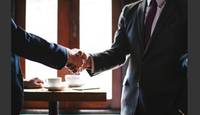 FOTO 4 | 2. El prospecto presenta objeciones. Una vez que descubras las necesidades del prospecto, puedes ofrecer un compromiso: Si le garantizo una entrega en 24 horas y el procesamiento del pedido en línea, ¿cerraría la venta hoy?. (Foto: Freepik)