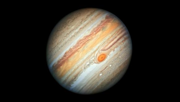 La sonda, con diez paneles solares y un peso de unas 6 toneladas, llegará a Júpiter en julio de 2031, donde operará en un medio hostil, con alta radiación, temperaturas extremas, fuertes campos magnéticos y poca luz.. (Foto: NASA)