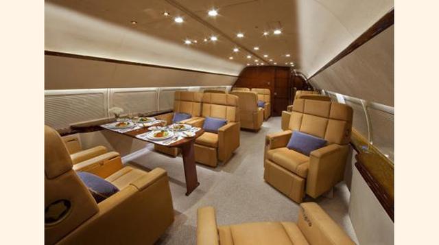 Boeing Business Jet 2. Este avión de US$ 73 millones es propiedad de Mukesh Ambani, un magnate de la India con una fortuna valorada en US$ 21,000 millones. Posee un lounge de negocios, una suite con baño propio, gadgets y suficiente espacio para viajar co