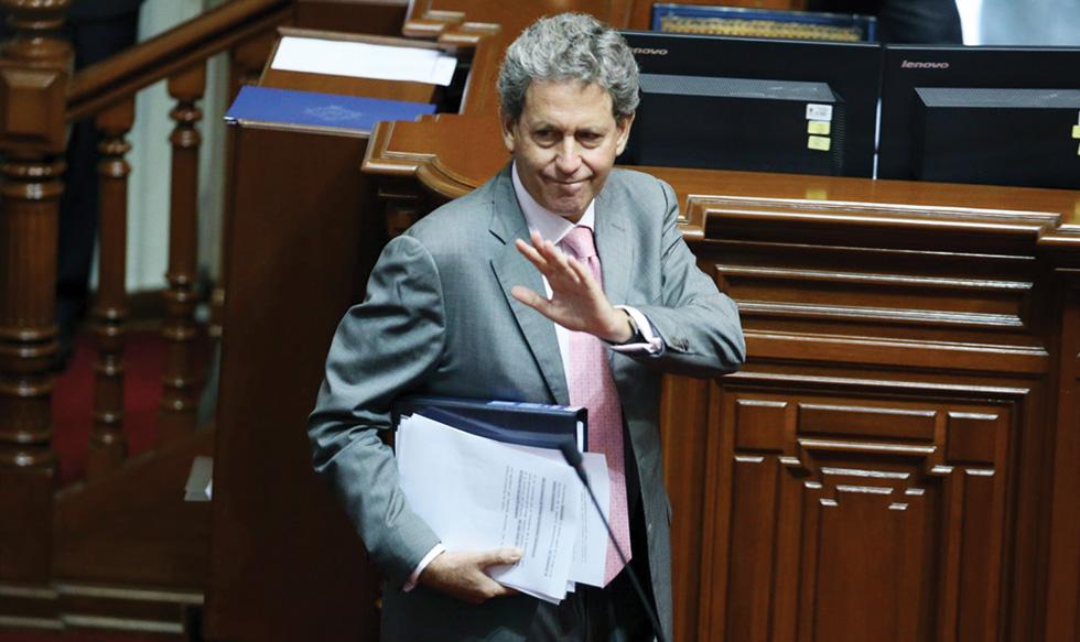 FOTO 9 | 21 junio 2017: El Congreso fuerza la renuncia del ministro de Economía y Finanzas, Alfredo Thorne, mientras que, en el mismo día, somete a interpelación al titular del Interior, Carlos Basombrío.