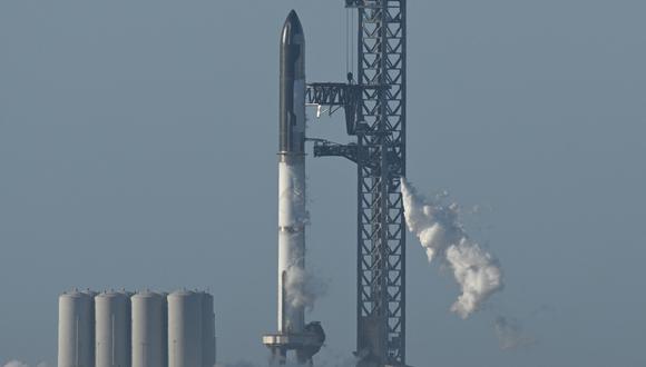 El cohete SpaceX Starship se encuentra en la plataforma de lanzamiento de SpaceX Starbase en Boca Chica, visto desde South Padre Island, Texas, el 17 de abril de 2023. - SpaceX pospuso el lunes el primer vuelo de prueba de Starship, el cohete más poderoso jamás construido.