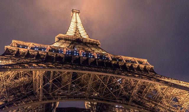 TORRE EIFFEL, FRANCIA. Es la estructura más alta de la ciudad y el monumento con entrada pagada más visitado del mundo. Un elevador de la Torre Eiffel viaja cerca de 5 mil km por año, lo que equivale a subir el Monte Everest 500 veces.
