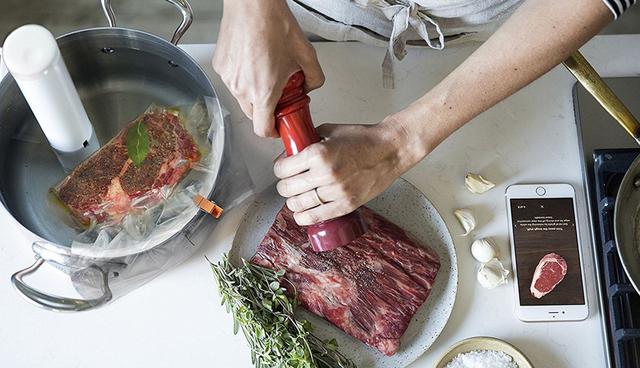 FOTO 13 | ChefSteps Joule Sous Vide. Si es aficionado a la cocina, con el Sous Vide de Joule (199 euros) podrá cocinar al vacío de forma uniforme seleccionando la temperatura tanto desde el dispositivo como desde la aplicación, ya que tiene conectividad Wi-Fi y Bluetooth, lo que permite controlar el proceso a distancia. Este modelo destaca por lo compacto y ligero que es.