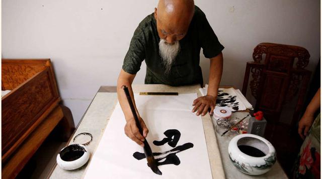 El maestro Liangui y su estupenda caligrafía. (foto:reuters).(Kim Kyung-Hoon)