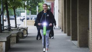 Scooters eléctricos por las calles de París