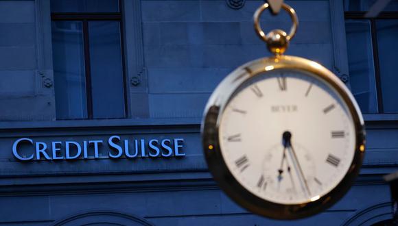 El logotipo de la sede de Credit Suisse Group AG frente a un reloj en Zúrich, Suiza, el martes 21 de marzo de 2023.