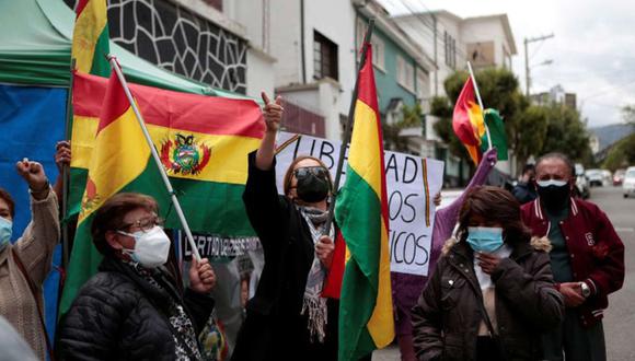 ARCHIVO / simpatizantes de la expresidenta boliviana Jeanine Añéz sostienen banderas bolivianas frente al lugar donde se encuentra en prisión (Foto: REUTERS)