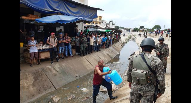 Tumbes: Algunas personas arriesgaron sus salud cruzando canal internacional hacia el Ecuador para comprar agua (Foto: Luis Vignolo)