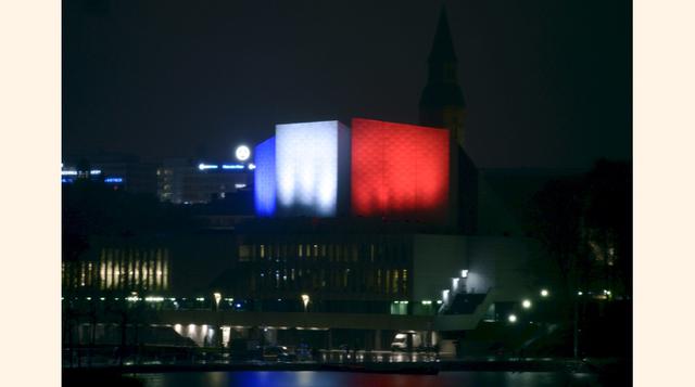 Finlandia Hall, ubicada en Helsinki, Finlandia, luce los colores de la bandera tricolor francesa, en memoria de las víctimas de los ataques de París del viernes. (Foto: Reuters)