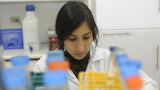 Concytec lanza concurso de becas para mujeres científicas