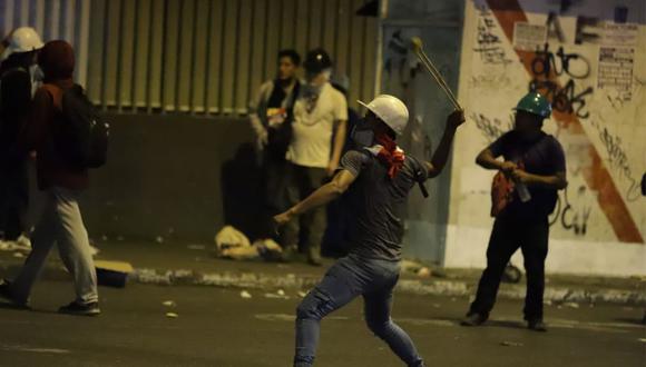 Durante las  protestas manifestante arrojaron  piedras contra la policía. (JULIO REAÑO / GEC)