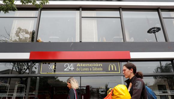 Sigue sin actividad el restaurante McDonald's del Óvalo de Miraflores. (Foto: EFE)