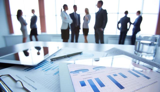 FOTO 3 |  3. ¿Qué lugar ocupas en tu lista?
Hay una analogía que me vuelve loco: estar bien para poder ayudar a otros, para ayudar a otras personas a estar mejor. Esta analogía se vende casi exclusivamente a las mujeres. Por un lado, es un buen sentimiento y una buena manera de pensar. Pero por el otro, es un medio que enmarca a las mujeres cuidándose a sí mismas con el fin  de ayudar a los demás. Odio eso.

¡Tú estás primero! Fin del tema. Esto va para las mujeres y los hombres. (Pero mujeres, en serio, su autocuidado no necesita estar al servicio de los demás).