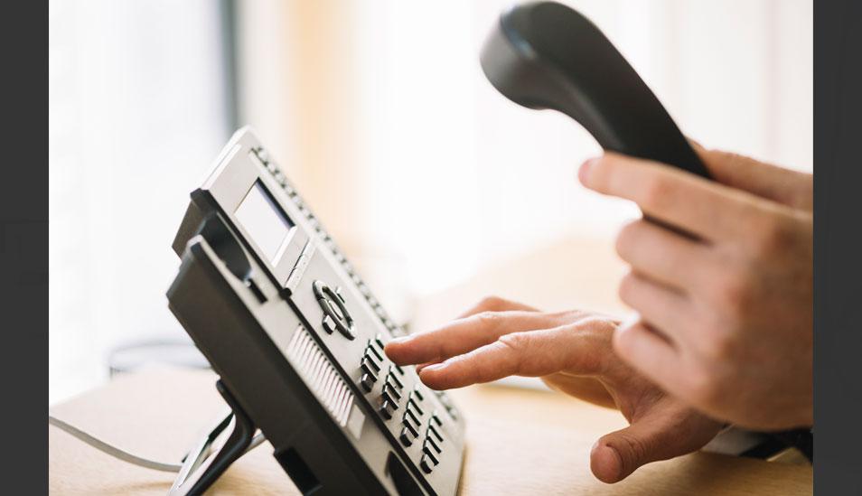 FOTO 14 | 14. Búscalos por la tarde
Algunas personas te sugerirán buscar a un CEO a primera hora de la mañana, antes de que estén abarrotados de trabajo. Pero esto puede interferir con su rutina matutina. Esto significa que si interactúan con tu correo o toman tu llamada, los estarás distrayendo de planear su día.

Mejor búscalos por la tarde. La mayoría de nosotros usamos este tiempo en tareas más simples como organizar nuestro lugar de trabajo o limpiar nuestro buzón de entrada. No pienses que es un mal momento. Si están ocupados no te van a responder. Déjales un mensaje breve que despierte su interés. Con suerte, esto será suficiente como para que te devuelvan la llamada o contesten tu correo. (Foto: Freepik)