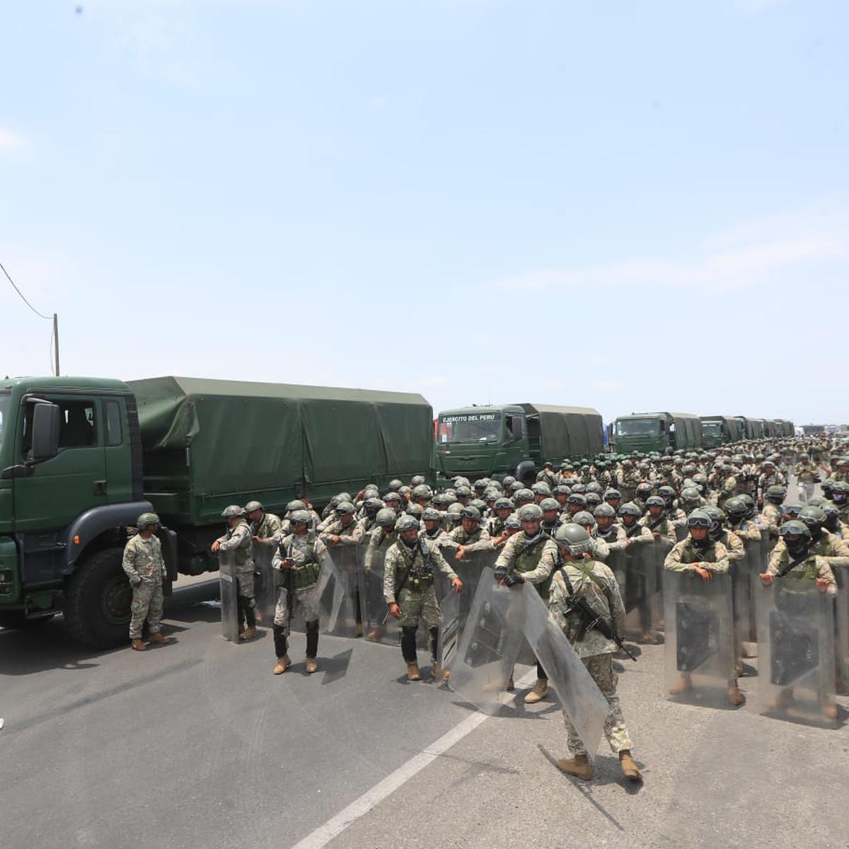 Militares desplegados en Puno trabajan en el desbloqueo de carreteras Fuerzas Armadas protestas | PERU | GESTIÓN