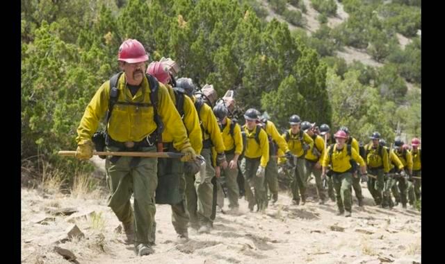 Foto 8 | Estelarizado por Josh Brolin, el nuevo filme de Sony "Only The Brave", quedó en quinta posición con ganancias de US$ 6 millones. Basada en una historia real, el drama habla de Granite Mountain Hotshots, un grupo de bomberos en Arizona, 