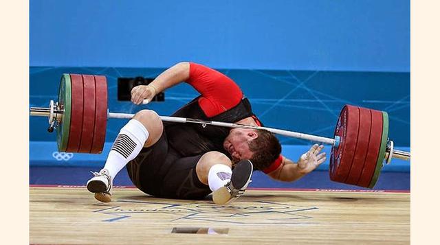 Matthias Steiner - JJ.OO. de Londres - Agosto 7, 2012. El defensor de la medalla de oro en halterofilia Matthias Steiner de Alemania pierde el equilibrio intentando levantar más de 195 kilos. (Foto: Learni)