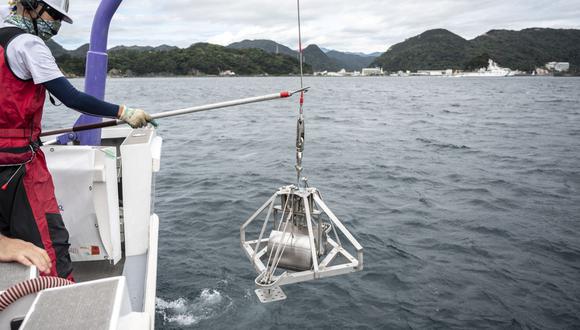 Una máquina de agarre "Smith-McIntyre" que recolecta muestras de sedimentos durante un proyecto conjunto de la Fundación Francesa Tara Ocean y la red japonesa de estaciones marinas Jambio a bordo de un barco frente a la costa de Shimoda, Shizuoka. prefectura. (Foto por Charly TRIBALLEAU / AFP)