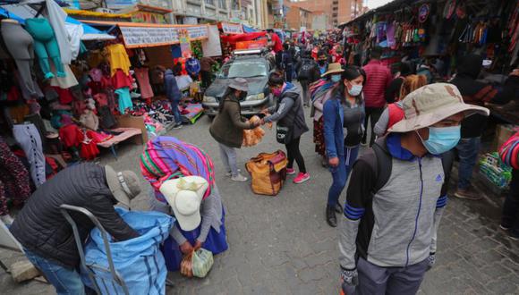 Ciudadanos hacen compras en un mercado de El Alto. (EFE/Martín Alipaz).